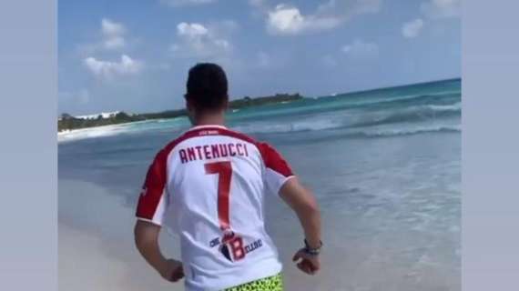 Antenucci y un hincha con su camiseta en México.  El Mundial, los favoritos de Salcido y Jusek