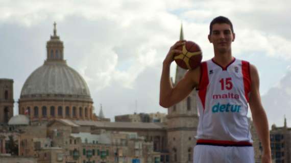 Samuel Deguara con la maglia della Nazionale di Malta