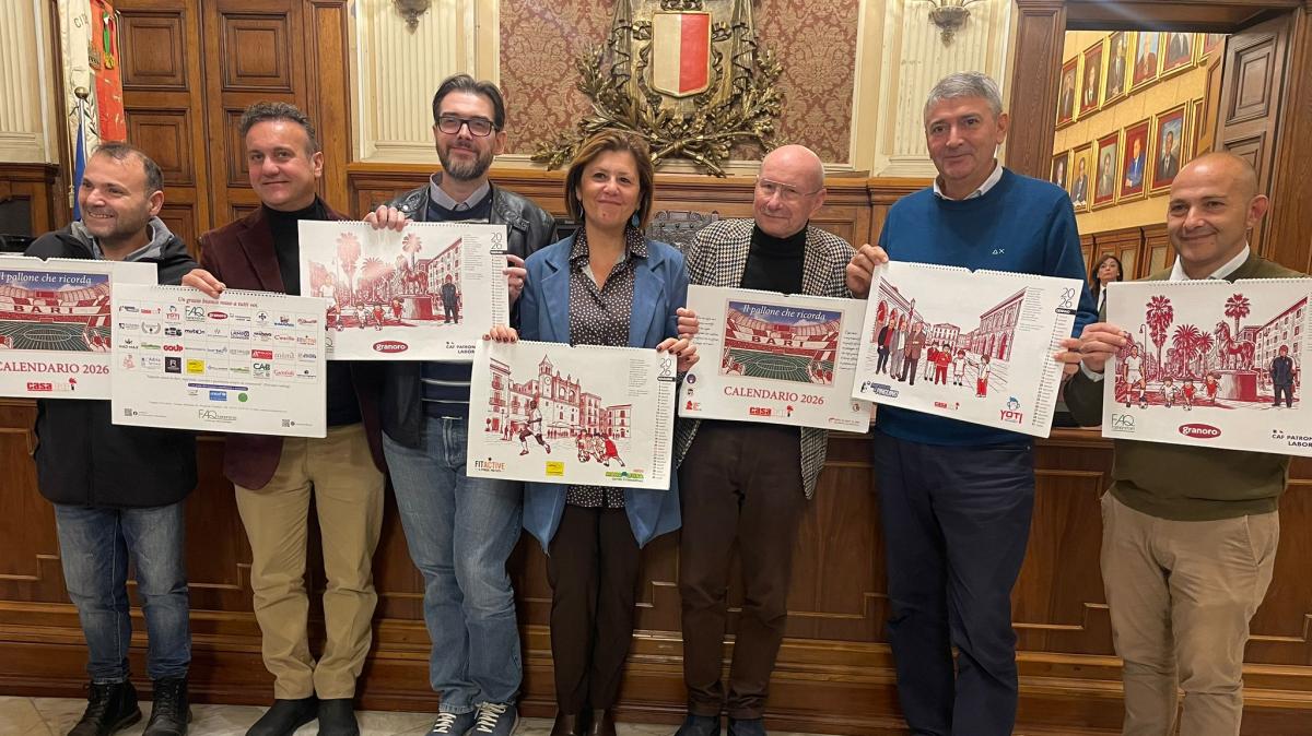 Bari, presentato il Calendario 2026 di CasaBari: omaggio al calcio e ai monumenti 