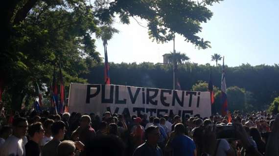 Catania, tifosi in piazza: "Pulvirenti vattene". FOTO