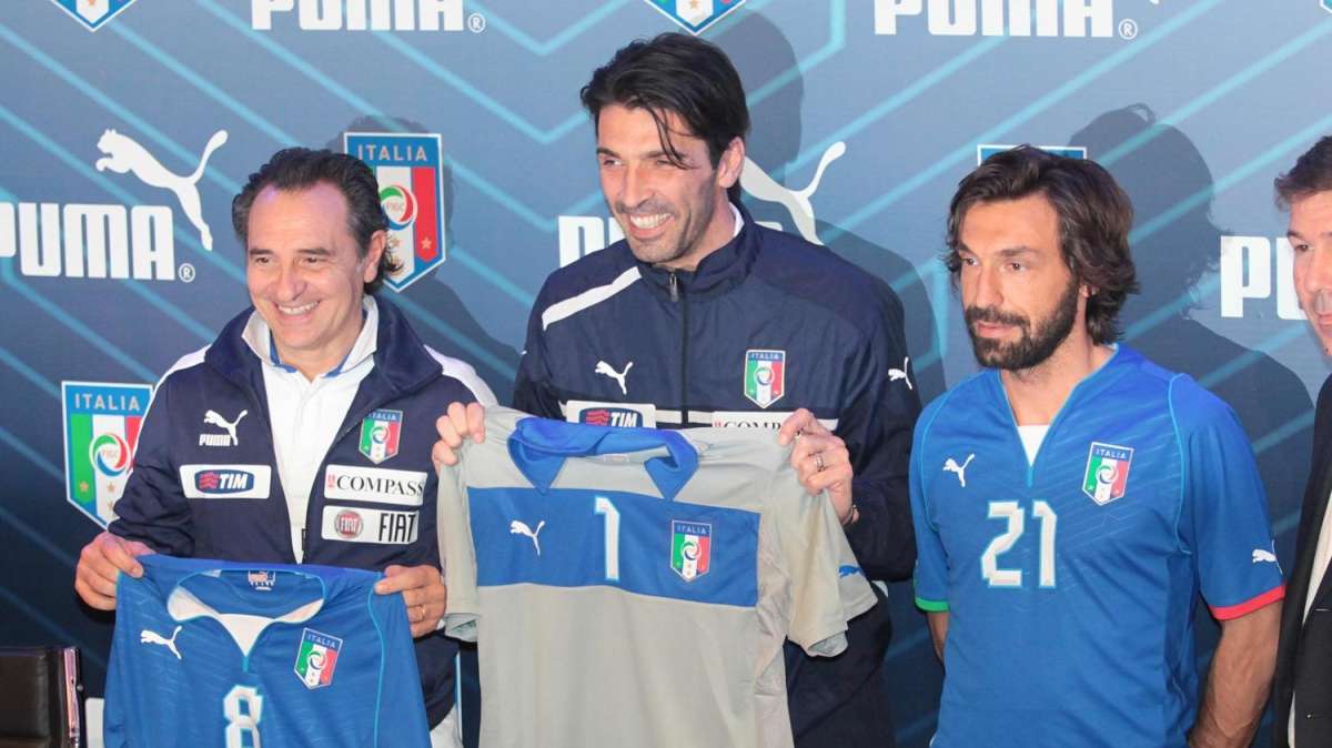 SPAVENTO ITALIA - Un fulmine colpisce l'aereo degli Azzurri 