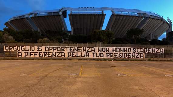 Ultras Bari, secondo striscione contro i DeLa: "Orgoglio e appartenenza non hanno scadenza a differenza della tua presidenza"