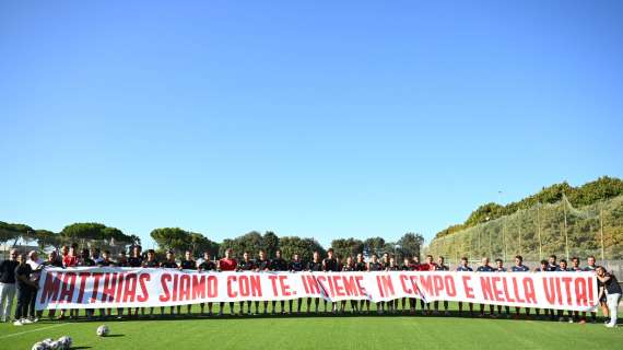 Tutti vicini a Verreth. Il Bari e lo striscione oggi alla ripresa degli allenamenti: "Siamo con te. In campo e nella vita"