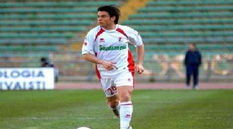 Ivan Loseto in una foto d&#039;archivio con la maglia del Bari