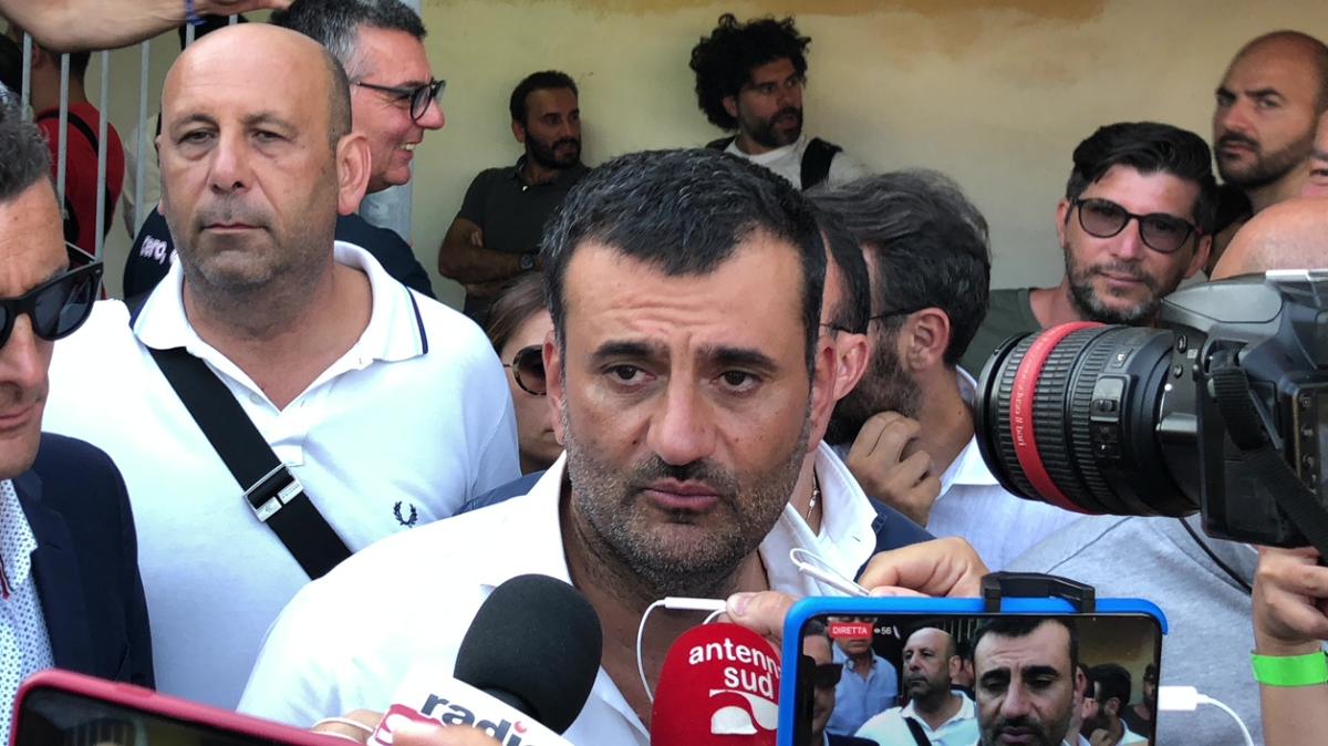 Decaro smentisce viaggi all'estero. Altra pagina di giornale acquistata dai tifosi