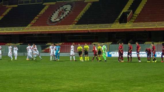Foggia-Bari 1-0, decisivo il rigore di Curcio dopo il blackout. Primo ko in campionato per i galletti. Rivivi il live
