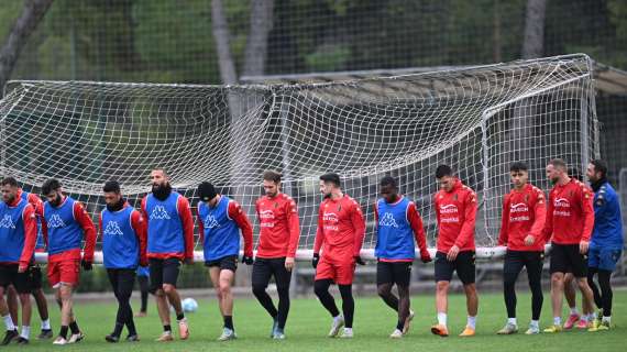 Bari in ritiro fino alla partita contro il Parma. Allenamenti a porte chiuse: la nota del club