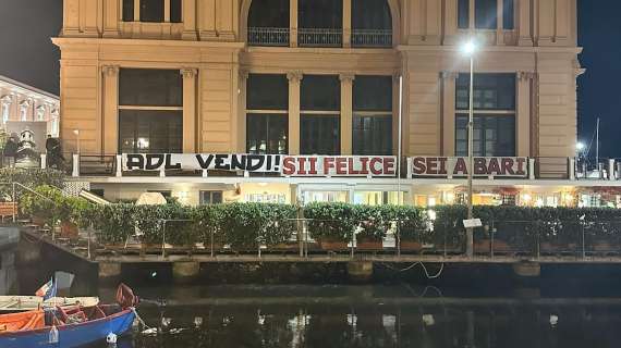 FOTO - Bari, la contestazione continua: striscioni contro De Laurentiis