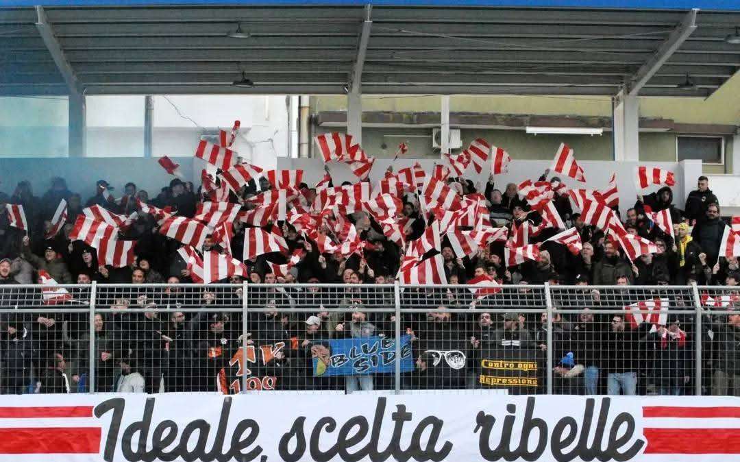 Quando la maglia vale più dei soldi: il sogno dell’Ideale Bari