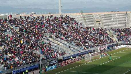 Cagliari, tifosi protestano e lasciano lo stadio