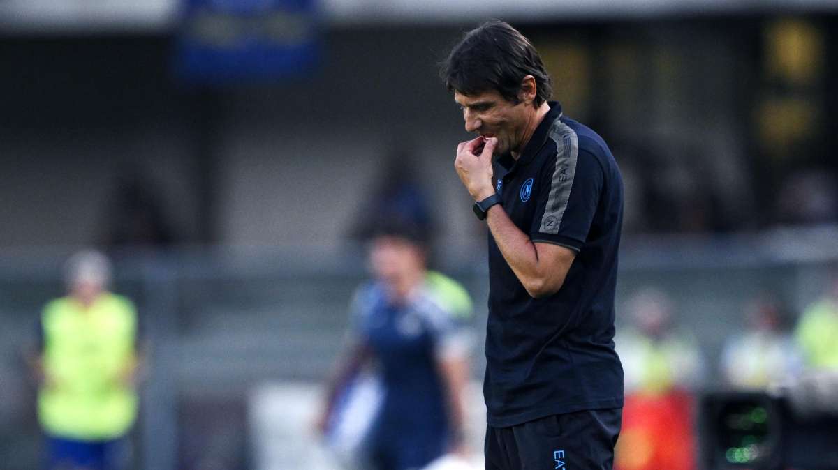 Il momentaccio dei DeLa. Bari piange, Napoli crolla. Ieri la disfatta di Conte, che dice: "C'è da vergognarsi"