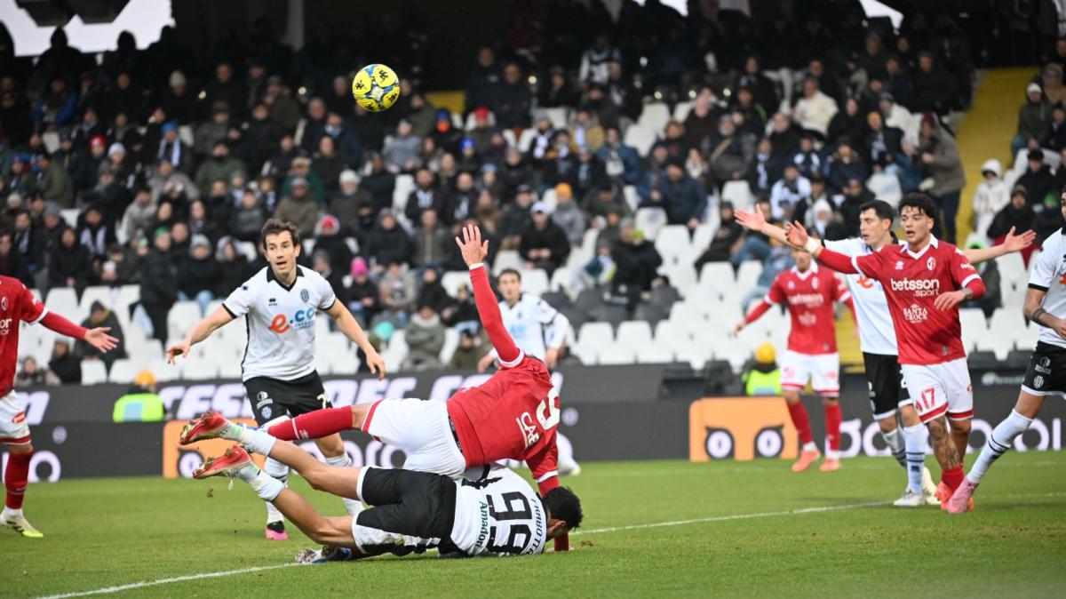 Lotta, traverse e salvataggi sulla linea: il Bari torna (finalmente) alla vittoria. Ed ora sotto con i rinforzi