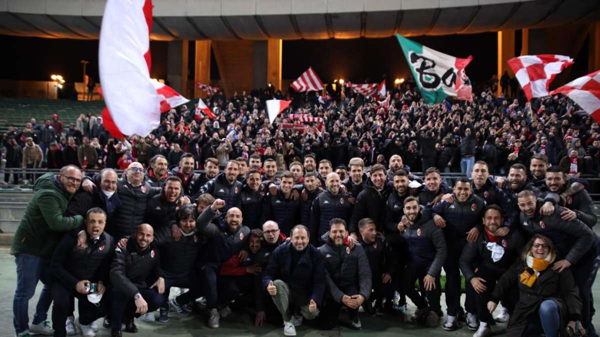 VIDEO - L'arrivo del Bari allo stadio, le emozioni dei tifosi, le parole dei protagonisti. E la festa continua...