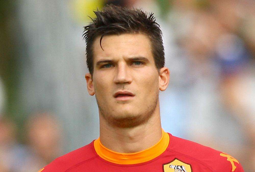 Angelozzi: "Cerchiamo un difensore"
