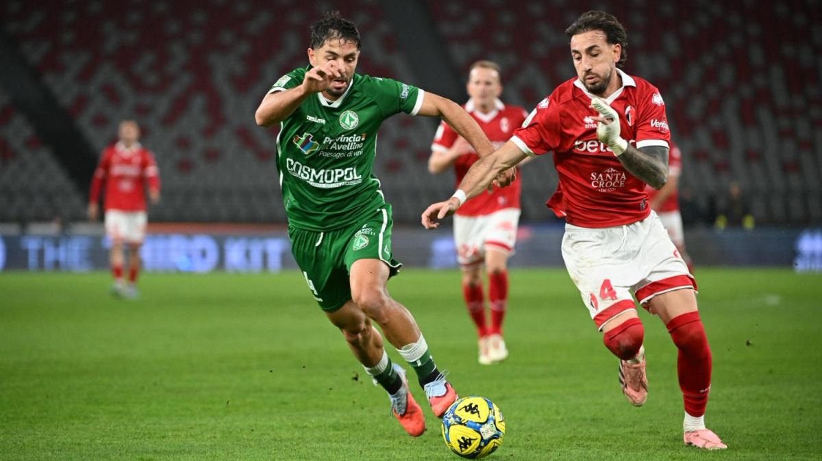 Carrarese-Bari, le probabili: Cistana dall'inizio? Mane ancora a destra. Corsa a tre sulla trequarti