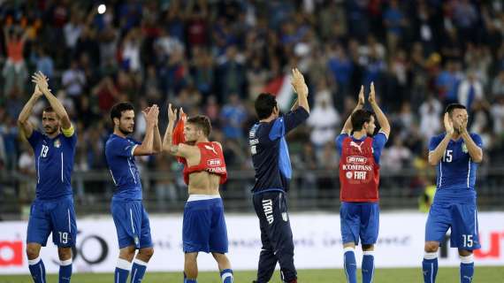 Baresi senza limiti: ieri striscioni divertenti per gli azzurri. FOTO