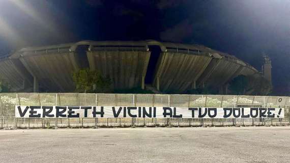 Verreth, il tifo del Bari scende in campo. Striscione fuori dallo stadio