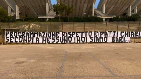 FOTO - Tifosi indispettiti, urge chiarezza. Striscione allo stadio: "Patti chiari, noi siamo Bari"