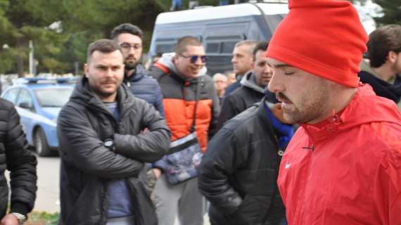 Carabinieri e polizia all'allenamento. Applausi ironici. TUTTI I VIDEO