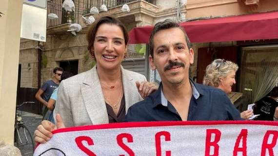 Luisa Ranieri e la sciarpa biancorossa. La battuta: "Ora il presidente del Napoli si arrabbia..."