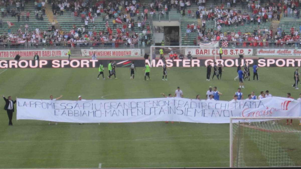 Lo striscione che ha fatto commuovere i tifosi