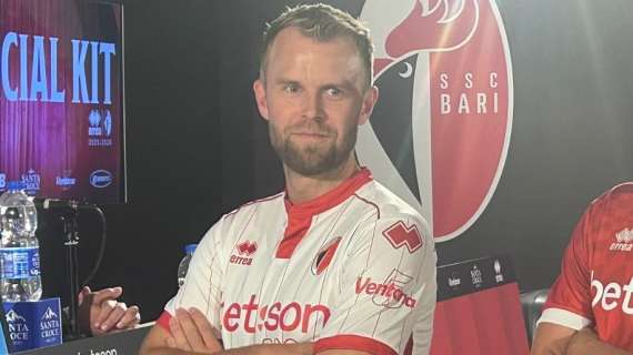 Nuove maglie: dove e quando trovarle. Il club: "Abito cucito sul cuore di chi ama il Bari"