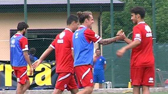 Nella foto, Marino Defendi riceve gli auguri di Francesco Grandolfo
