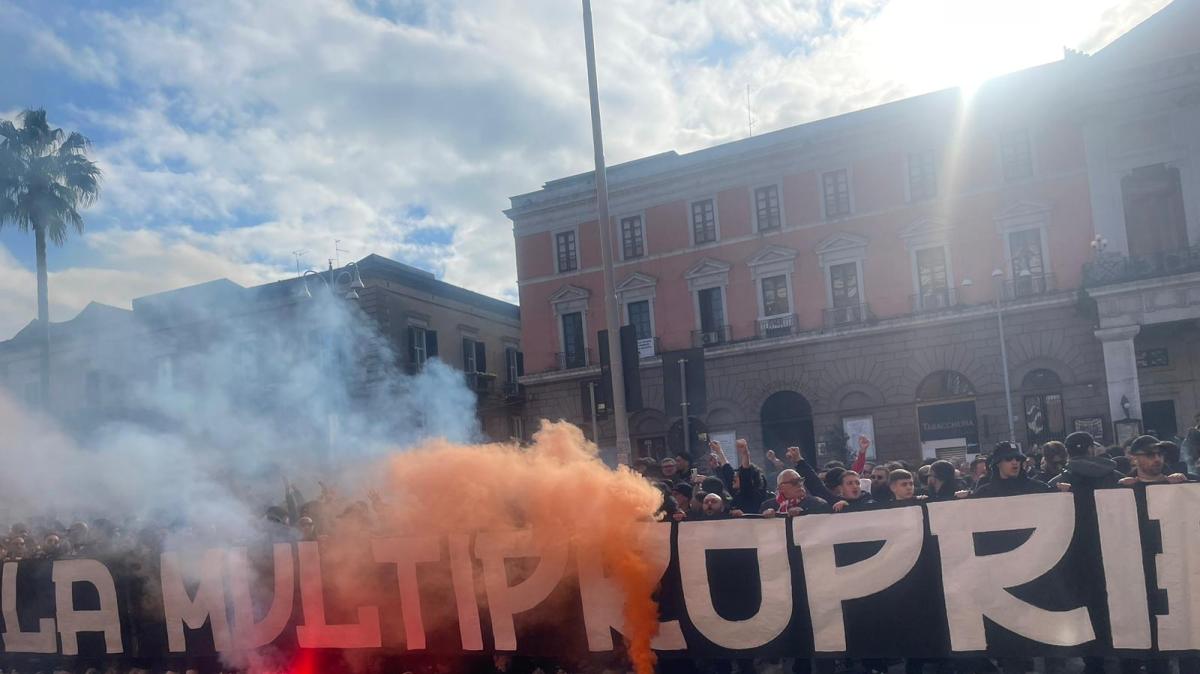 VIDEO - Tifosi in piazza contro la multiproprietà. Le immagini della manifestazione e le parole dei presenti
