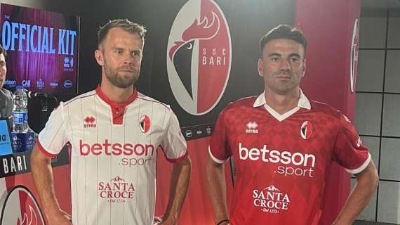FOTO - Bari, ecco tue le nuove maglie. La bianca la indossa Gytkjaer, la rossa Moncini