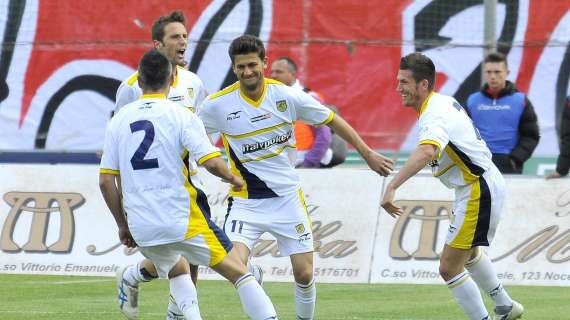 Al centro, Diego Albadoro festeggiato dai compagni della Juve Stabia dopo un gol