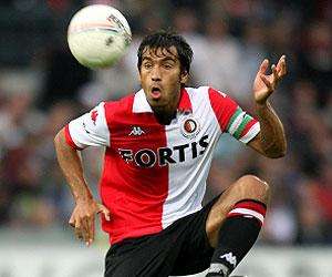 Van Bronckhorst contro la Danimarca tocca quota 100