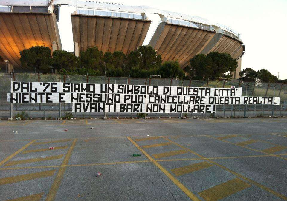 DAL SAN NICOLA - L'orgoglio Ultras in uno striscione fuori dallo stadio
