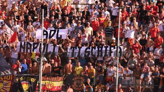 Tifosi Messina, striscione contro ADL: "Napoli ti schifa". FOTO