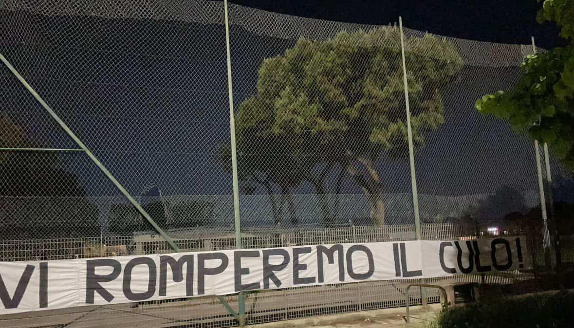 FOTO - "Senza palle, senza dignità". Striscioni al San Nicola, il malcontento dei tifosi