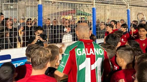 Galano, bagno di folla per la presentazione a Polignano - FOTO