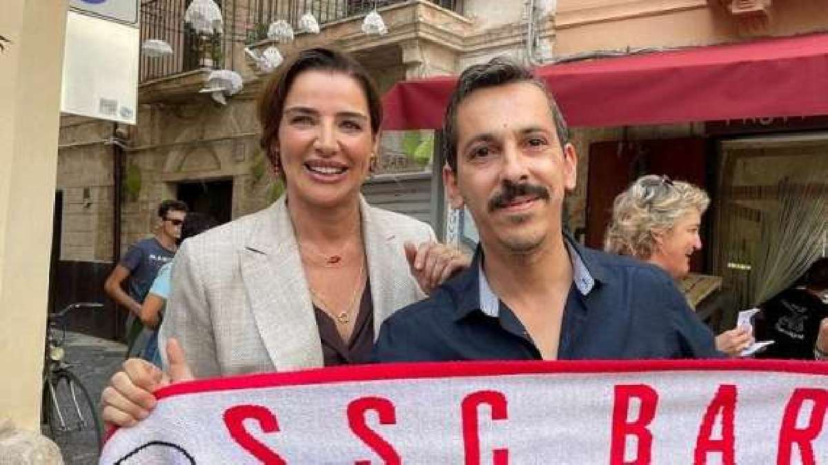 Luisa Ranieri e la sciarpa biancorossa. La battuta: 