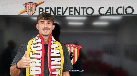 Viscardi  firma il suo primo contratto da professionista con il Benevento 