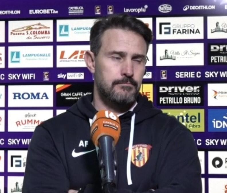 SALA STAMPA DOPO BENEVENTO-LATINA, FLORO FLORES:"Sono arrabbiato ma allo stesso tempo felice perchè la squadra di è espressa bene"