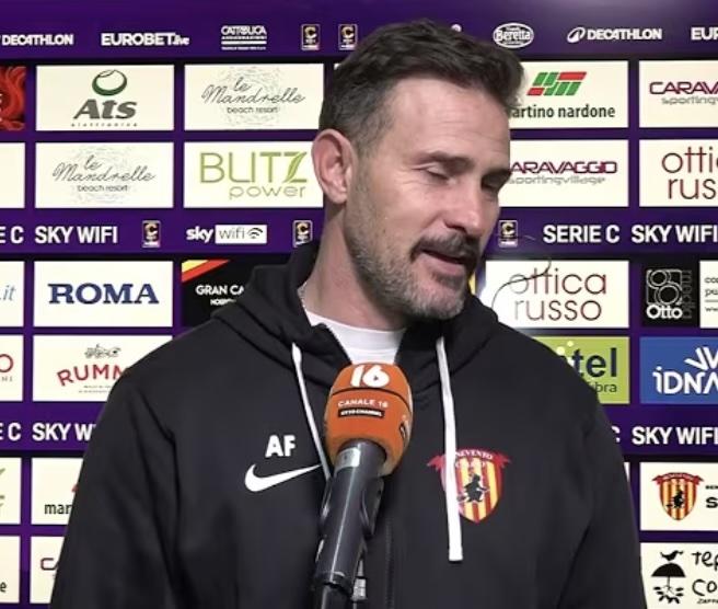 SALA STAMPA DOPO BENEVENTO-SIRACUSA, FLORO FLORES:"Gol subiti su ingenuità, grande reazione della squadra. Quando c'è un grande gruppo arrivano i risultati"