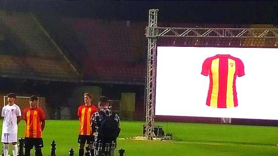 Serie C, il Benevento presenta le nuove maglie del campionato 2023-2024. Vigorito: "Siete la mia famiglia"