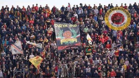 Benevento, l'appello della Curva Sud: "Sbagliato fischiare i calciatori durante la gara. Serve l'aiuto di tutti, remiamo tutti nella stessa direzione"