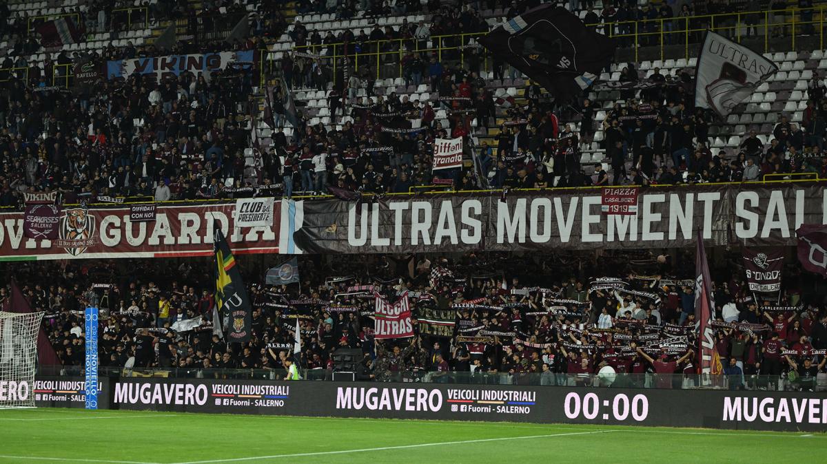 Salernitana, l'abbraccio della curva: "Salerno è al vostro fianco"