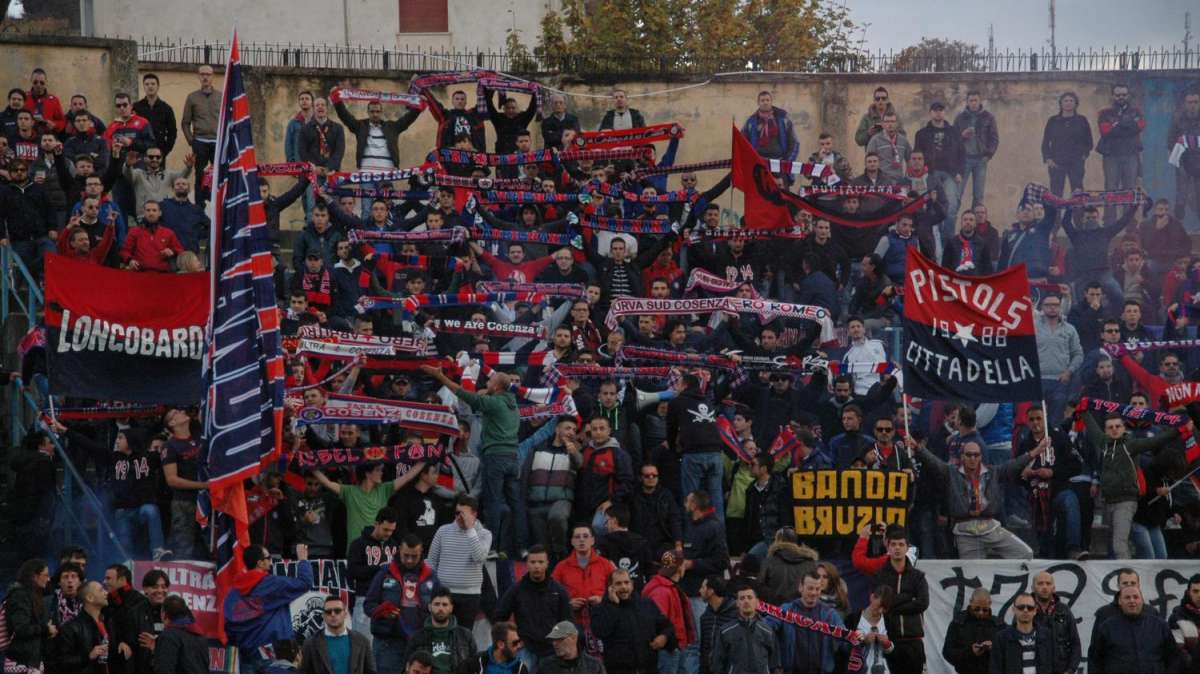Cosenza, la curva contesta Cappellacci: mister sotto osservazione