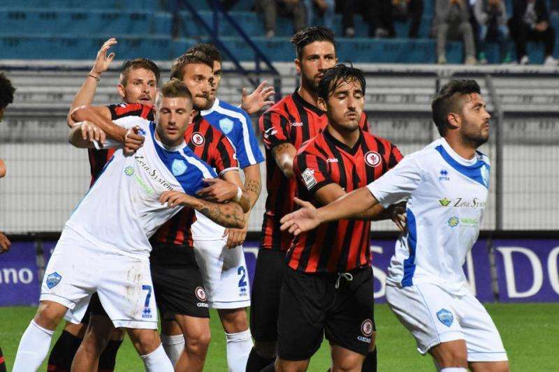 Foggia, caccia a un difensore