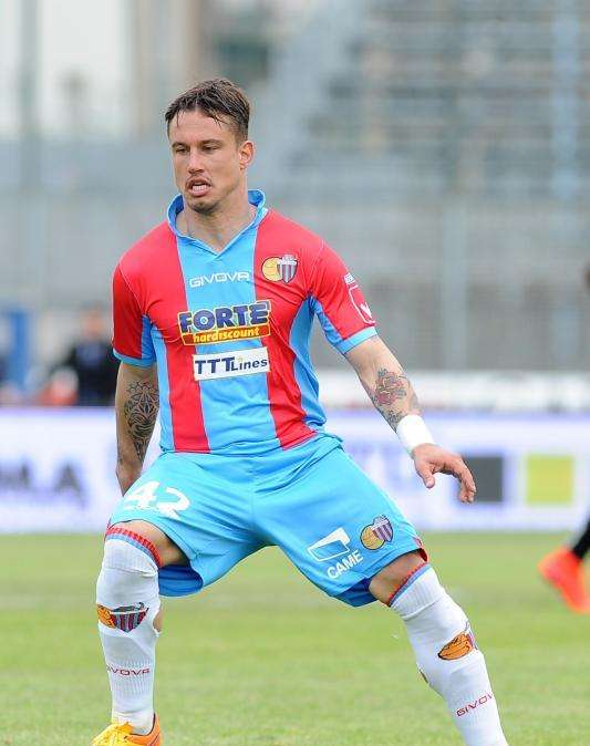 Catania, un centrocampista saluta