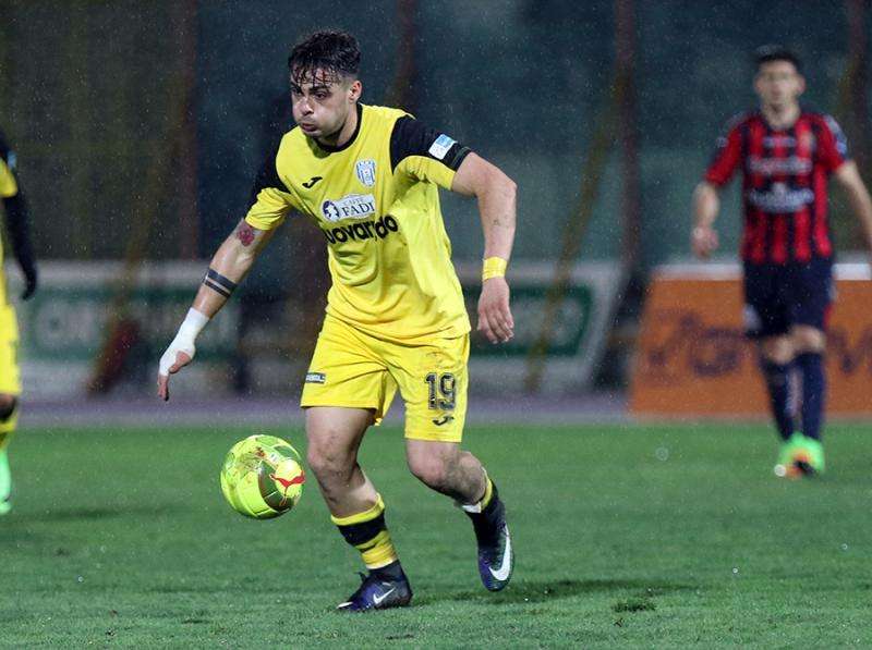 Virtus Francavilla, un centrocampista può seguire Calabro in B