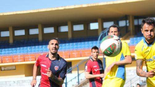 Messina, vicino un difensore