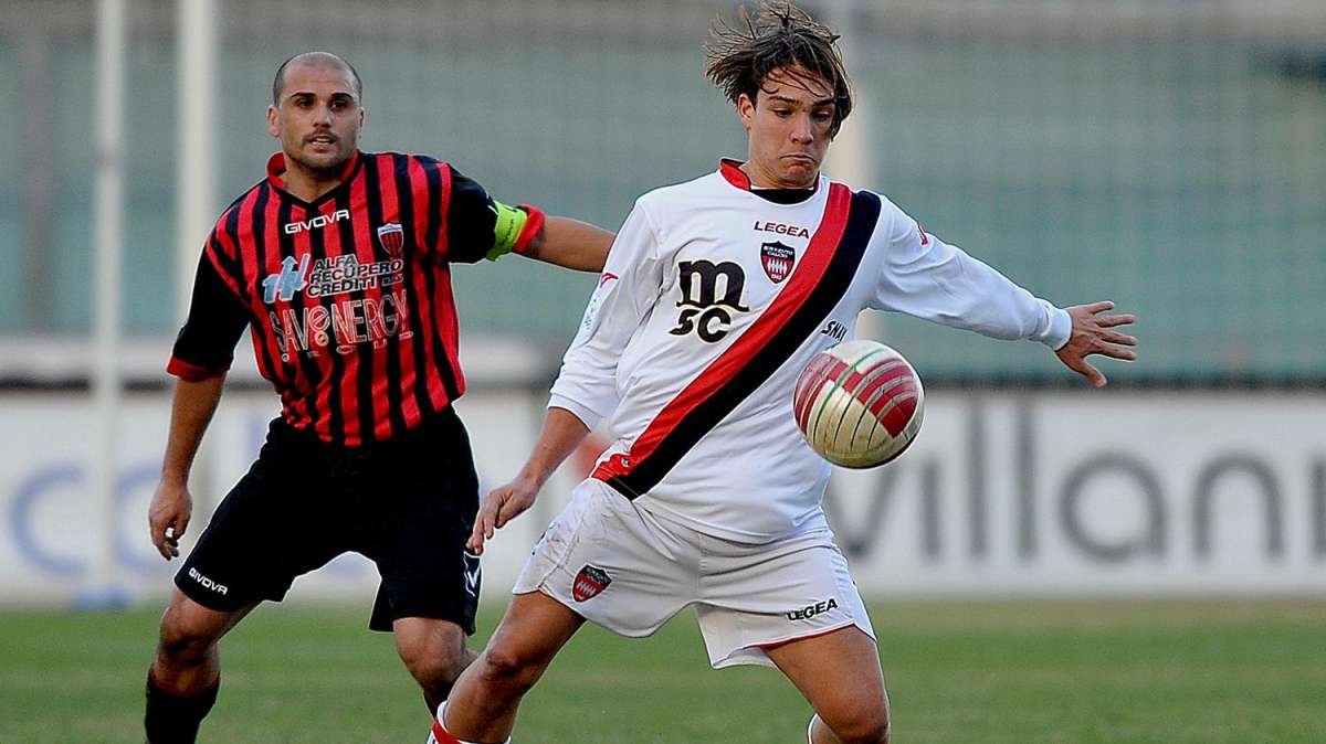 Un tris di squadre su Esposito
