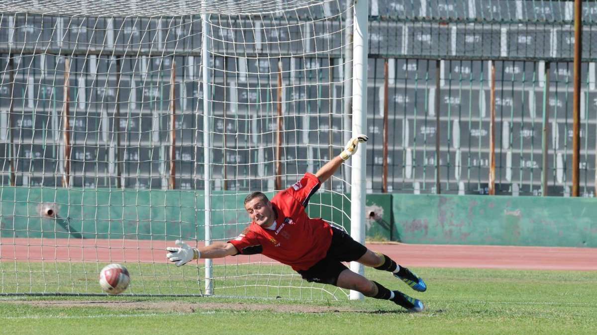 Pro Vercelli, Ambrosio verso l'estero