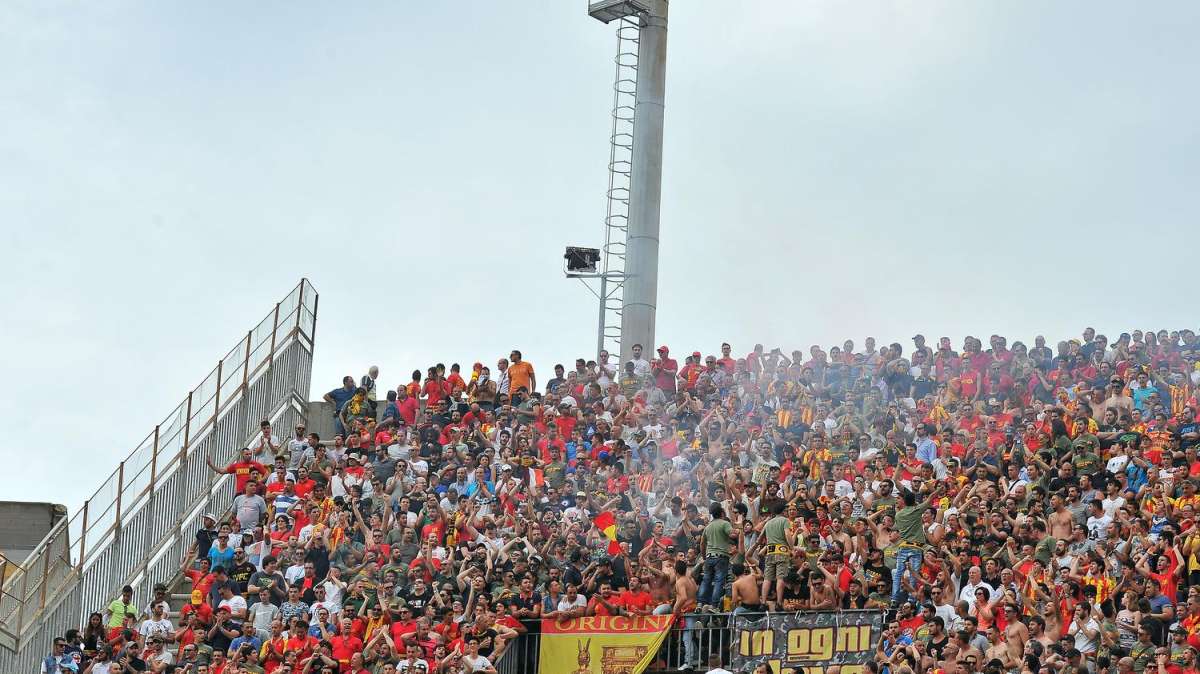 Benevento, riduzione degli ingaggi e volata a due per la panchina